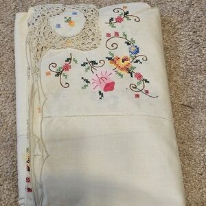 VIntage Embroidered Floral Tablecloth with Lace Oblong 66" X 50" With 6 Napkins